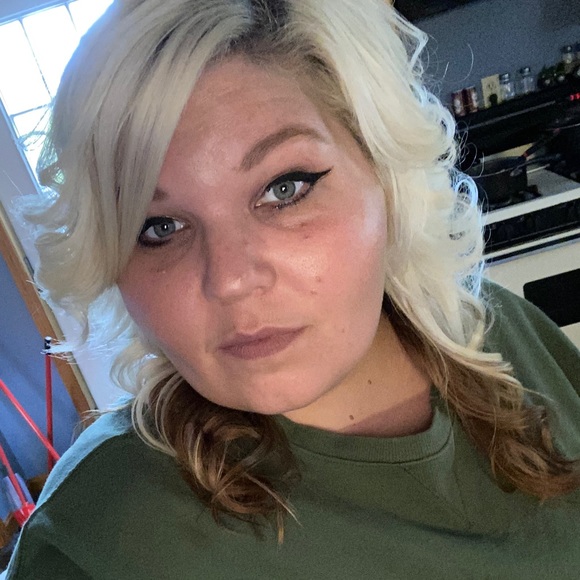 Meet your Posher, Amanda - Picture 1 of 1